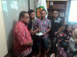 Penyerahan bantuan oleh Ketua PFKPM kepada perwakilan Sanggau Peduli Kanker