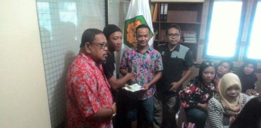 PFKPM Serahkan Bantuan pada Sri Deli Penyerahan bantuan oleh Ketua PFKPM kepada perwakilan Sanggau Peduli Kanker