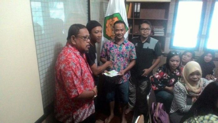 Penyerahan bantuan oleh Ketua PFKPM kepada perwakilan Sanggau Peduli Kanker