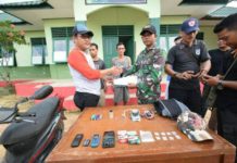 TNI Polri Ringkus Pengedar Narkoba di Perbatasan TERSANGKA. Anggota Satgas Pamtas Yonif 123/Rajawali tengah menunjukkan barang bukti dan tersangka kasus narkoba--Pendam for RK