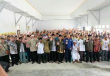 Midji-Norsan Safari Kampanye di Sokan, Melawi TIGA JARI. Sutarmidji-Ria Norsan bersama masyarakat memberikan kode tiga jari yang merupakan nomor urut dari pasangan Midji-Norsan di Kecamatan Sokan Kabupaten Melawi, Senin (12/3). Kang Enchus for RK