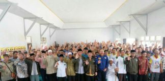 Midji-Norsan Safari Kampanye di Sokan, Melawi TIGA JARI. Sutarmidji-Ria Norsan bersama masyarakat memberikan kode tiga jari yang merupakan nomor urut dari pasangan Midji-Norsan di Kecamatan Sokan Kabupaten Melawi, Senin (12/3). Kang Enchus for RK