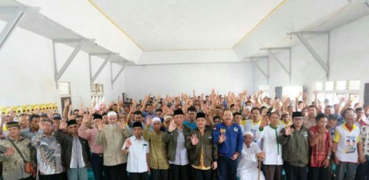 Midji-Norsan Safari Kampanye di Sokan, Melawi TIGA JARI. Sutarmidji-Ria Norsan bersama masyarakat memberikan kode tiga jari yang merupakan nomor urut dari pasangan Midji-Norsan di Kecamatan Sokan Kabupaten Melawi, Senin (12/3). Kang Enchus for RK