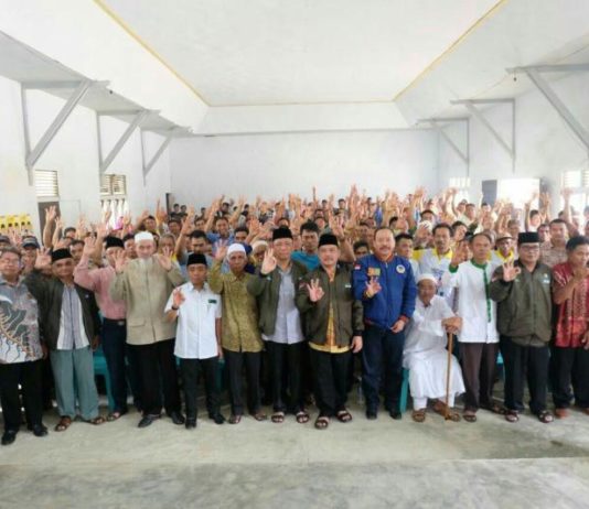 Midji-Norsan Safari Kampanye di Sokan, Melawi TIGA JARI. Sutarmidji-Ria Norsan bersama masyarakat memberikan kode tiga jari yang merupakan nomor urut dari pasangan Midji-Norsan di Kecamatan Sokan Kabupaten Melawi, Senin (12/3). Kang Enchus for RK