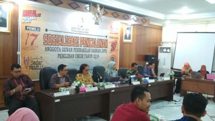 Suasana Sosialisasi pencalonan anggota DPD Pemilu yang akan dilaksanakan pada 2019 mendatang di Kantor KPU Kalbar, Jumat (16/3). Rizka Nanda