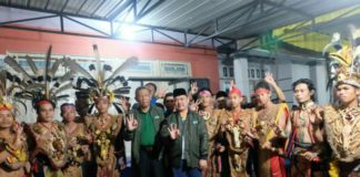 Midji-Norsan : Mari Satukan Tangan untuk Kalbar Lebih Sejahtera Midji - Norsan bersama masyarakat memberikan kode tiga jari yang merupakan nomor urut pasangan Calon Gubernur dan Wakil Gubernur Kalbar Sutarmidji - Ria Norsan (Kang Enchus for Equator).