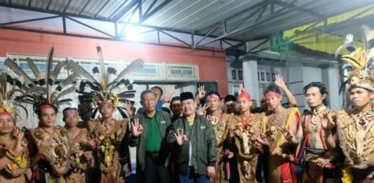Midji-Norsan : Mari Satukan Tangan untuk Kalbar Lebih Sejahtera Midji - Norsan bersama masyarakat memberikan kode tiga jari yang merupakan nomor urut pasangan Calon Gubernur dan Wakil Gubernur Kalbar Sutarmidji - Ria Norsan (Kang Enchus for Equator).