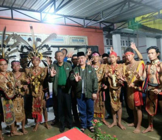 Midji-Norsan : Mari Satukan Tangan untuk Kalbar Lebih Sejahtera Midji - Norsan bersama masyarakat memberikan kode tiga jari yang merupakan nomor urut pasangan Calon Gubernur dan Wakil Gubernur Kalbar Sutarmidji - Ria Norsan (Kang Enchus for Equator).