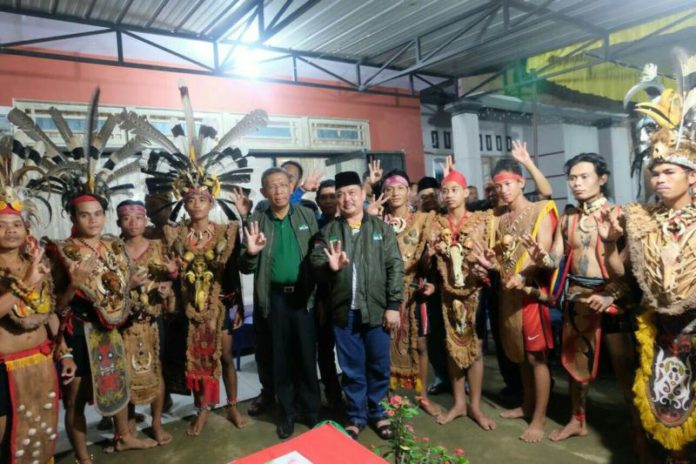 Midji - Norsan bersama masyarakat memberikan kode tiga jari yang merupakan nomor urut pasangan Calon Gubernur dan Wakil Gubernur Kalbar Sutarmidji - Ria Norsan (Kang Enchus for Equator).