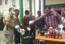 Barang bukti narkoba, perjudian dan perlindungan konsumen dimusnahkan Pemusnahan barang bukti di Kantor Kejaksaan Negeri Singkawang di Jl Firdaus, Jumat(16/3) SUHENDRA