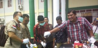 Barang bukti narkoba, perjudian dan perlindungan konsumen dimusnahkan Pemusnahan barang bukti di Kantor Kejaksaan Negeri Singkawang di Jl Firdaus, Jumat(16/3) SUHENDRA