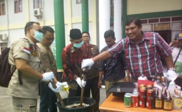 Barang bukti narkoba, perjudian dan perlindungan konsumen dimusnahkan Pemusnahan barang bukti di Kantor Kejaksaan Negeri Singkawang di Jl Firdaus, Jumat(16/3) SUHENDRA