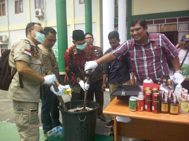 Pemusnahan barang bukti di Kantor Kejaksaan Negeri Singkawang di Jl Firdaus, Jumat(16/3) SUHENDRA