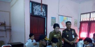 Walikota dan Forkumpinda Pantau USBN Walikota Singkawang, Tjhai Cui Mie dan Forkumpinda Singkawang pantau pelaksanaan USBN di SMK Negeri 3 Singkawang, Senin (19/3) SUHENDRA RK