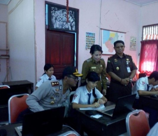 Walikota dan Forkumpinda Pantau USBN Walikota Singkawang, Tjhai Cui Mie dan Forkumpinda Singkawang pantau pelaksanaan USBN di SMK Negeri 3 Singkawang, Senin (19/3) SUHENDRA RK