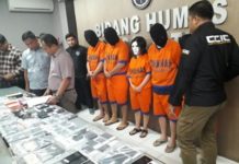 Polisi Ringkus Gembong Driver Online Fiktif Lima gembong mobil online yang diringkus personel Ditreskrimsus Polda Jatim (Aryo Mahendro/JawaPos.com)