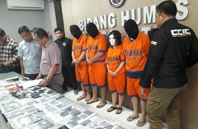 Polisi Ringkus Gembong Driver Online Fiktif Lima gembong mobil online yang diringkus personel Ditreskrimsus Polda Jatim (Aryo Mahendro/JawaPos.com)