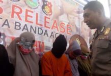 Polisi Bongkar Prostitusi Online, Tujuh Mahasiswa Diamankan TERSANGKA. Kapolresta Banda Aceh AKBP Trisno Riyanto saat menanyai para mahasiswa yang diduga Pekerja Seks Komersial (PSK) dan mucikari atau germo di hadirkan dalam gelar perkara di Mapolresta Banda Aceh, Jumat (23/3). (Murti Ali Lingga/JawaPos.com)