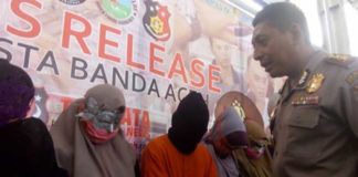 Polisi Bongkar Prostitusi Online, Tujuh Mahasiswa Diamankan TERSANGKA. Kapolresta Banda Aceh AKBP Trisno Riyanto saat menanyai para mahasiswa yang diduga Pekerja Seks Komersial (PSK) dan mucikari atau germo di hadirkan dalam gelar perkara di Mapolresta Banda Aceh, Jumat (23/3). (Murti Ali Lingga/JawaPos.com)