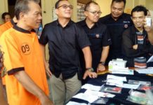 Salju, Jenis Sabu Baru yang Beredar JENIS BARU. Sukatno alias Edi Kampret saat gelar perkara di Mapolresta Solo, Jumat (2/3). (Ari Purnomo/JawaPos.com)