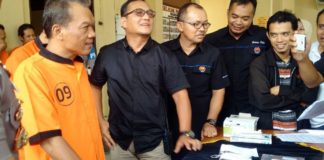 Salju, Jenis Sabu Baru yang Beredar JENIS BARU. Sukatno alias Edi Kampret saat gelar perkara di Mapolresta Solo, Jumat (2/3). (Ari Purnomo/JawaPos.com)