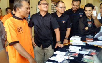 Salju, Jenis Sabu Baru yang Beredar JENIS BARU. Sukatno alias Edi Kampret saat gelar perkara di Mapolresta Solo, Jumat (2/3). (Ari Purnomo/JawaPos.com)