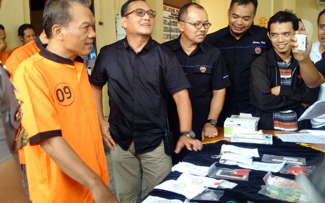 JENIS BARU. Sukatno alias Edi Kampret saat gelar perkara di Mapolresta Solo, Jumat (2/3). (Ari Purnomo/JawaPos.com) JENIS BARU. Sukatno alias Edi Kampret saat gelar perkara di Mapolresta Solo, Jumat (2/3). (Ari Purnomo/JawaPos.com)