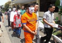 Sebar Berita Hoax, Empat Orang Ditangkap SEBAR HOAX: Para pelaku saat diamankan di Mapolda Jatim, Jum'at (2/3). Subdit V Siber Direktorat Reserse Kriminal Khusus (Ditreskrimsus) Polda Jatim menangkap empat orang yang diduga melanggar UU Informasi Transaksi Elektronik (ITE).(SURYANTO/RADAR SURABAYA)