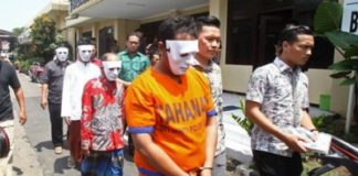 Sebar Berita Hoax, Empat Orang Ditangkap SEBAR HOAX: Para pelaku saat diamankan di Mapolda Jatim, Jum'at (2/3). Subdit V Siber Direktorat Reserse Kriminal Khusus (Ditreskrimsus) Polda Jatim menangkap empat orang yang diduga melanggar UU Informasi Transaksi Elektronik (ITE).(SURYANTO/RADAR SURABAYA)