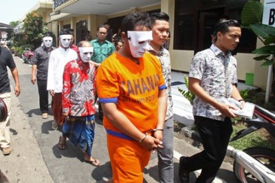 SEBAR HOAX: Para pelaku saat diamankan di Mapolda Jatim, Jum'at (2/3). Subdit V Siber Direktorat Reserse Kriminal Khusus (Ditreskrimsus) Polda Jatim menangkap empat orang yang diduga melanggar UU Informasi Transaksi Elektronik (ITE).(SURYANTO/RADAR SURABAYA)