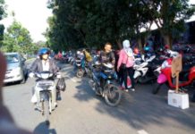 Parkir di Luar Transmart bakal Ditilang SEMRAWUT. Macet akibat parkir liar kendaraan pengunjung Transmart yang menggunakan bahu Jalan Mayor Alianyang, Sungai Raya, Kubu Raya, Minggu (11/3). Syamsul Arifin/RK