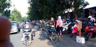 Parkir di Luar Transmart bakal Ditilang SEMRAWUT. Macet akibat parkir liar kendaraan pengunjung Transmart yang menggunakan bahu Jalan Mayor Alianyang, Sungai Raya, Kubu Raya, Minggu (11/3). Syamsul Arifin/RK