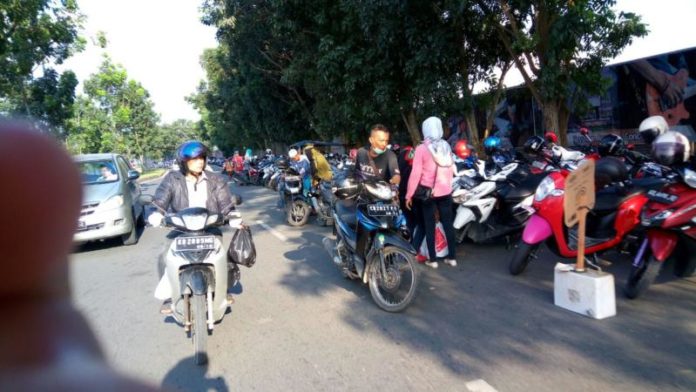 SEMRAWUT. Macet akibat parkir liar kendaraan pengunjung Transmart yang menggunakan bahu Jalan Mayor Alianyang, Sungai Raya, Kubu Raya, Minggu (11/3). Syamsul Arifin/RK