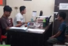 Pembunuhan dan Mayatnya Dimasukan ke Septic Tank DIPERIKSA POLISI. Petugas mengambil keterangan Su, orang yang membeli sepeda motor dari LAI di Mapolsek Sungai Raya, Jumat (30/3). Andi Ridwansyah-RK