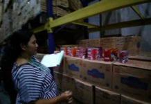 Disperindagnaker Perintahkan Pedagang Musnahkan Ikan Kaleng KUMPUL SAMPEL. Petugas BPOM mencatat sampel produk ikan kaleng di salah satu gudang distributor di Jalan Sungai Raya Dalam, Jumat (23/3). Warga for Rakyat Kalbar