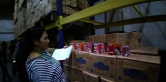 Disperindagnaker Perintahkan Pedagang Musnahkan Ikan Kaleng KUMPUL SAMPEL. Petugas BPOM mencatat sampel produk ikan kaleng di salah satu gudang distributor di Jalan Sungai Raya Dalam, Jumat (23/3). Warga for Rakyat Kalbar