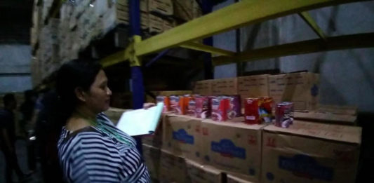 Disperindagnaker Perintahkan Pedagang Musnahkan Ikan Kaleng KUMPUL SAMPEL. Petugas BPOM mencatat sampel produk ikan kaleng di salah satu gudang distributor di Jalan Sungai Raya Dalam, Jumat (23/3). Warga for Rakyat Kalbar