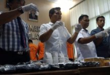 Tertangkap Simpan Sabu, Anak Wabup Maros Dikenai Rehabilitasi Petugas tengah menunjukkan barang bukti sabu yang disimpan pelaku (Syahrul Ramadan/JawaPos.com)