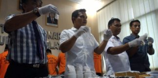 Tertangkap Simpan Sabu, Anak Wabup Maros Dikenai Rehabilitasi Petugas tengah menunjukkan barang bukti sabu yang disimpan pelaku (Syahrul Ramadan/JawaPos.com)