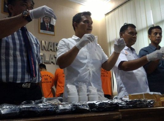 Tertangkap Simpan Sabu, Anak Wabup Maros Dikenai Rehabilitasi Petugas tengah menunjukkan barang bukti sabu yang disimpan pelaku (Syahrul Ramadan/JawaPos.com)