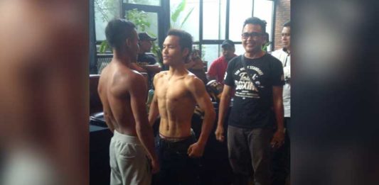 “The Pacman” Kayong Utara Siap Tumbangkan Petinju Jakarta TIMBANG BADAN. Sesi timbang berat badan antara Hisar “The Pacman” Mawan dengan Frengky Rohi sebelum melakoni pertandingan ajang perbaikan peringkat di Jakarta, Sabtu (10/3). Edin Diaz for RK