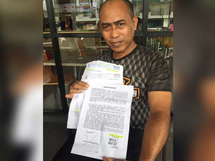 TUNJUKKAN BUKTI- Arpan, Ketua TIPPI Kalbar menunjukan surat kuasa yang ditandatangani oleh Prastyo Gow alias Asong pada 24 Februari 2018. Lembaran surat kuasa khusus ini ditunjukkan Arpan, beberapa waktu lalu--Achmad Mundzirin/RK