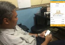 Solar Power Pengekspor Daya NOTIFIKASI DI SELULER. KIRI: Indrawan mengecek notifikasi inverter tenaga surya di selulernya. KANAN: grafik panen listriknya. Joko for eQuator.co.id