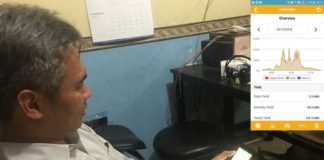 Solar Power Pengekspor Daya NOTIFIKASI DI SELULER. KIRI: Indrawan mengecek notifikasi inverter tenaga surya di selulernya. KANAN: grafik panen listriknya. Joko for eQuator.co.id