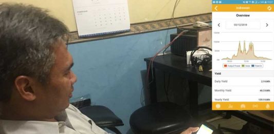Solar Power Pengekspor Daya NOTIFIKASI DI SELULER. KIRI: Indrawan mengecek notifikasi inverter tenaga surya di selulernya. KANAN: grafik panen listriknya. Joko for eQuator.co.id