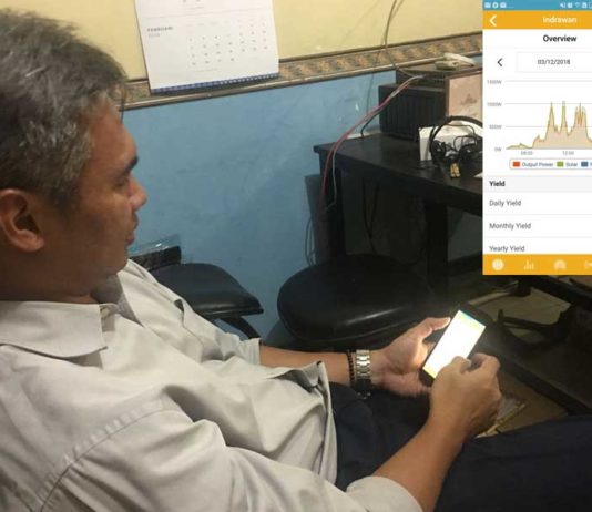 Solar Power Pengekspor Daya NOTIFIKASI DI SELULER. KIRI: Indrawan mengecek notifikasi inverter tenaga surya di selulernya. KANAN: grafik panen listriknya. Joko for eQuator.co.id