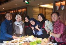 Menengok Si Jilbab di Nanjing DAHLAN DAN ‘MAHASISWA-MAHASISWI’-NYA. Dahlan Iskan bersama mahasiswa Indonesia penerima beasiswa melalui Yayasan ITCC di Nanjing, Tiongkok. Admin disway.id for Rakyat Kalbar