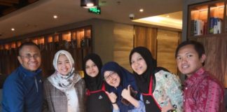 Menengok Si Jilbab di Nanjing DAHLAN DAN ‘MAHASISWA-MAHASISWI’-NYA. Dahlan Iskan bersama mahasiswa Indonesia penerima beasiswa melalui Yayasan ITCC di Nanjing, Tiongkok. Admin disway.id for Rakyat Kalbar