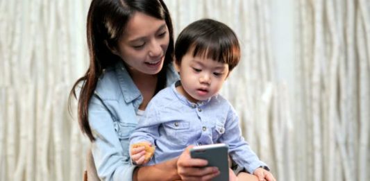 Gadget Milik Orang Tua Bisa Jadi Pemicu Anak Kecanduan Pornografi