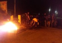 Bakar-bakar Ban di Depan Kampus UPB BAKAR BAN. Mahasiswa UPB membakar ban sebagai bentuk protes terhadap kebijakan rektor, Jumat malam (6/4). Andi Ridwansyah-RK
